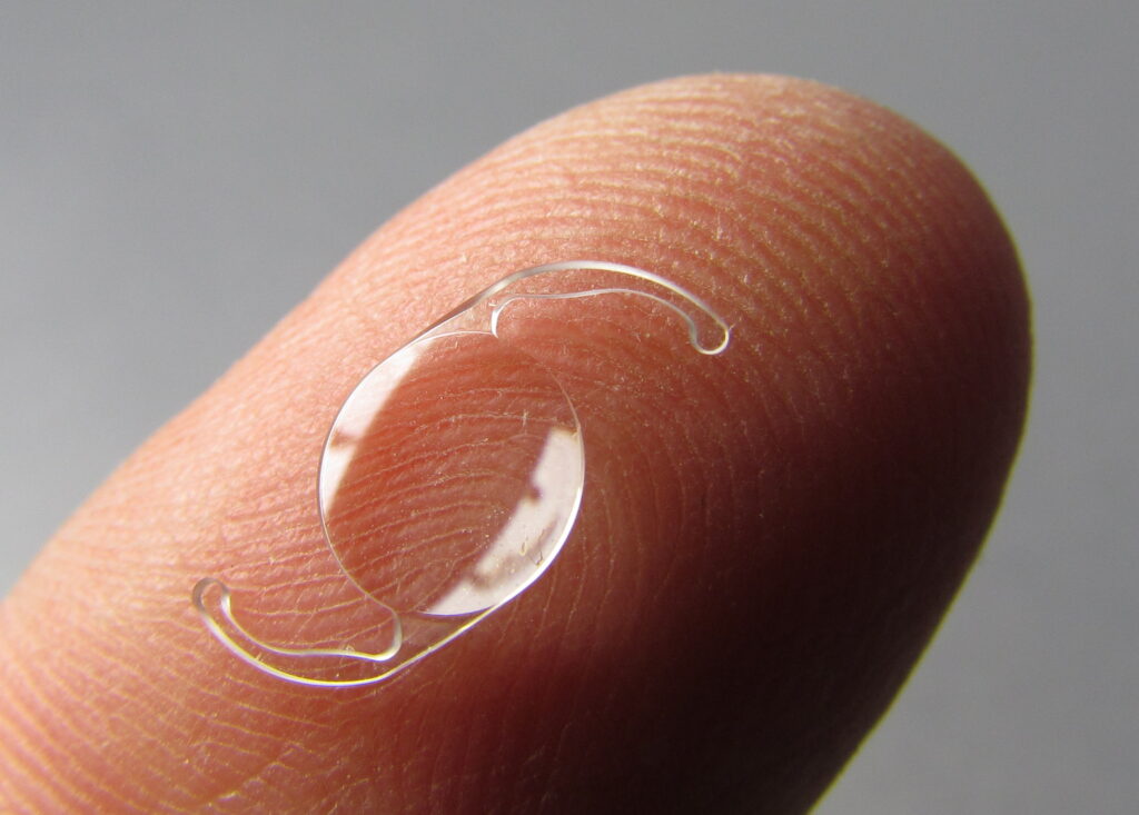 Intraocular lens used to replace lens with cataract